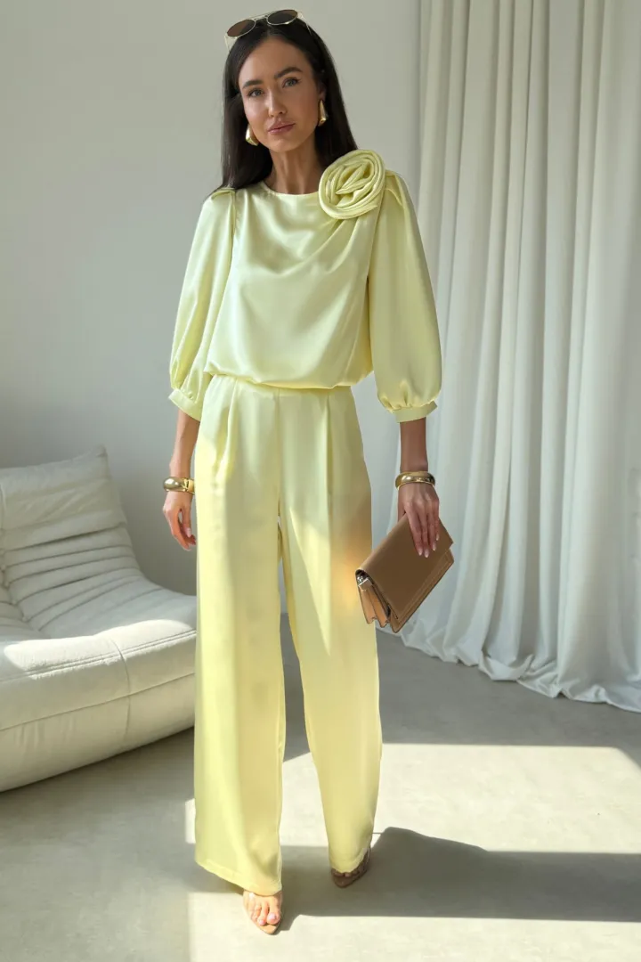 Elsa - elegante Wide-Leg Hose mit edlem Satin-Finish in Gelb