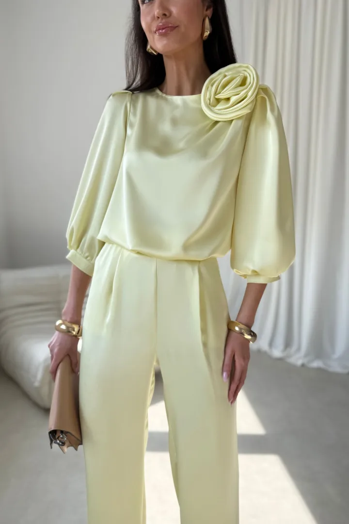 Elsa - elegante Wide-Leg Hose mit edlem Satin-Finish in Gelb