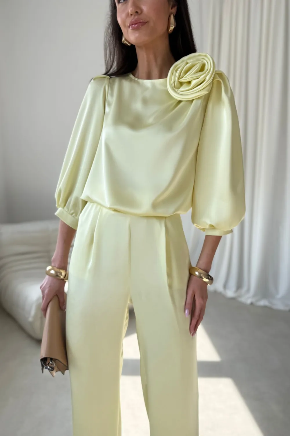 Elsa – elegante Wide-Leg Hose mit Satin-Finish in Gelb | Roco Fashion