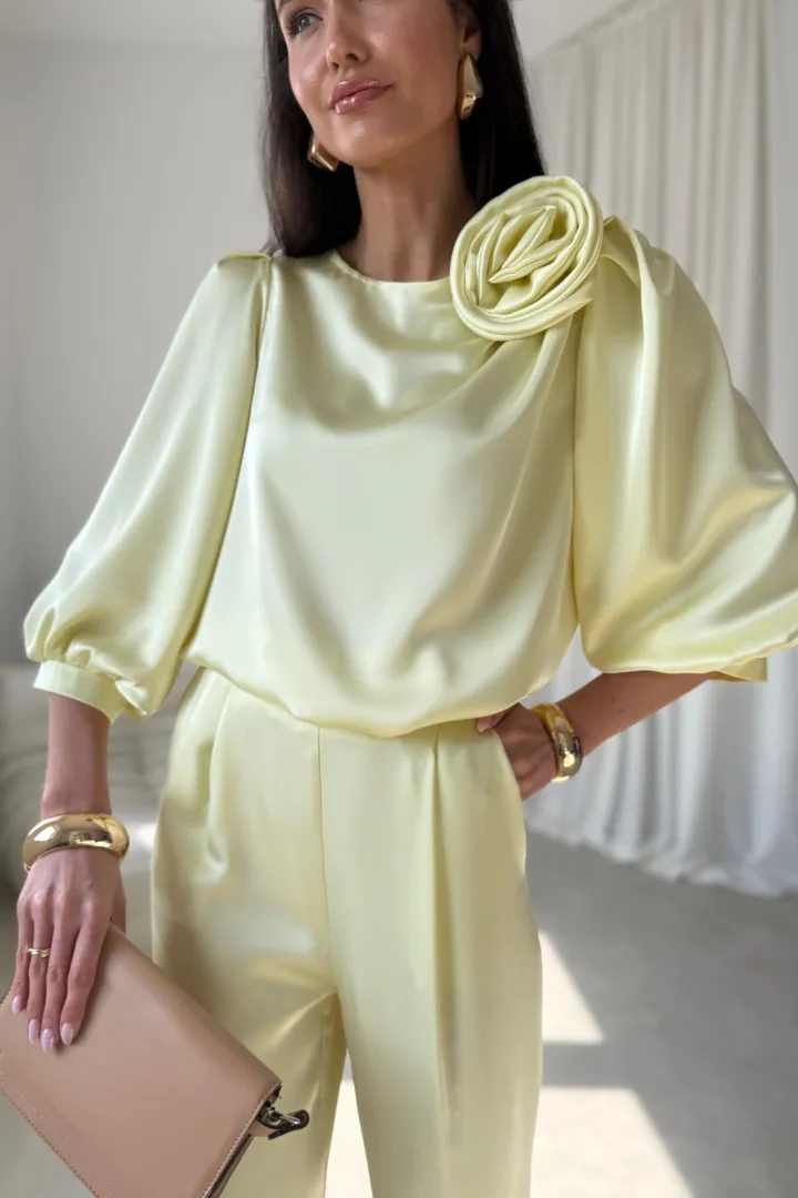 Elsa - eleganckie szerokie spodnie z satynowym połyskiem w kolorze żółtym