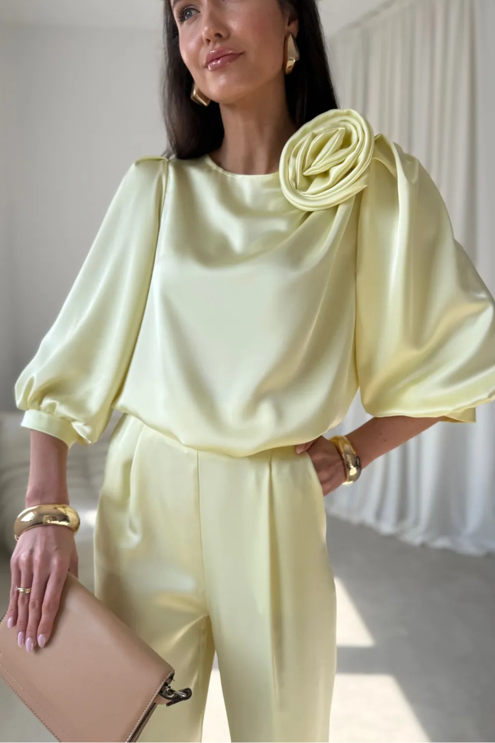 Elsa – eleganckie szerokie spodnie satynowe żółte damskie | Roco Fashion