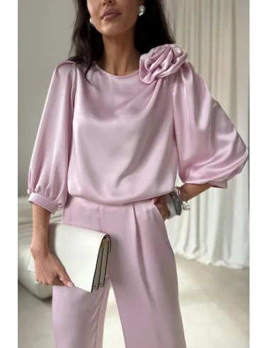 Giana – elegancka bluzka z kwiatem i bufiastymi rękawami w kolorze jasnoróżowym | Roco Fashion