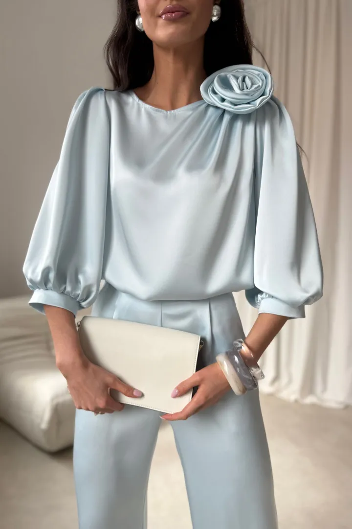 Giana – elegancka bluzka z kwiatem i bufiastymi rękawami baby blue | Roco Fashion
