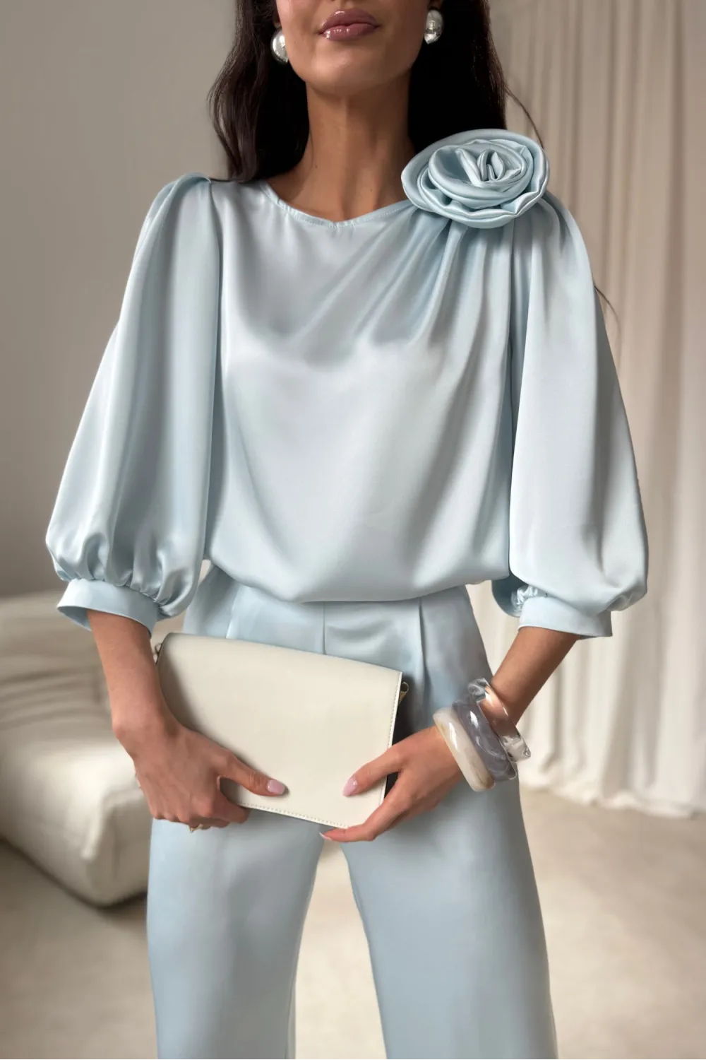 Giana – stilvolle Bluse mit floraler Applikation & voluminösen Ärmeln in Babyblau | Roco Fashion