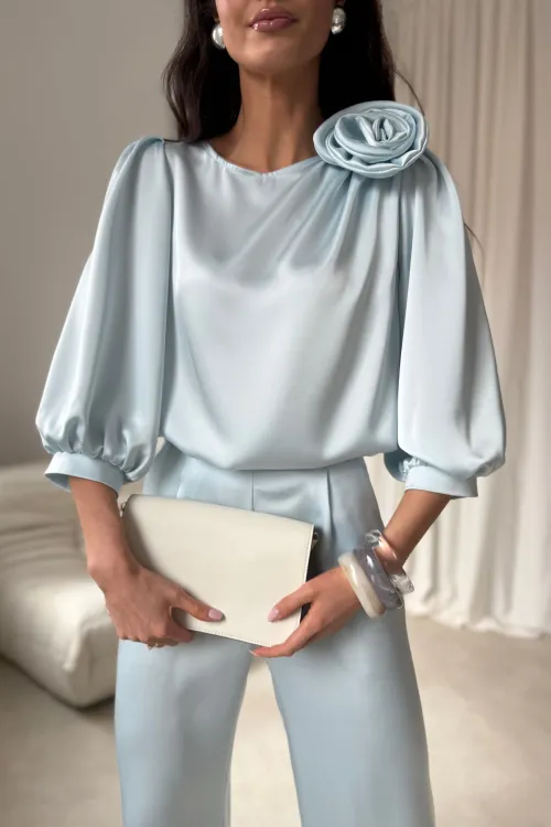 Giana – elegancka bluzka z kwiatem i bufiastymi rękawami baby blue | Roco Fashion