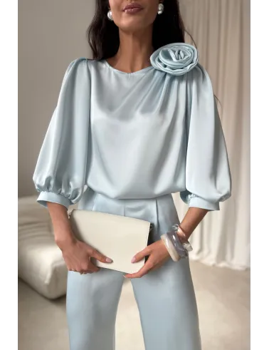 Giana – elegancka bluzka z kwiatem i bufiastymi rękawami baby blue | Roco Fashion