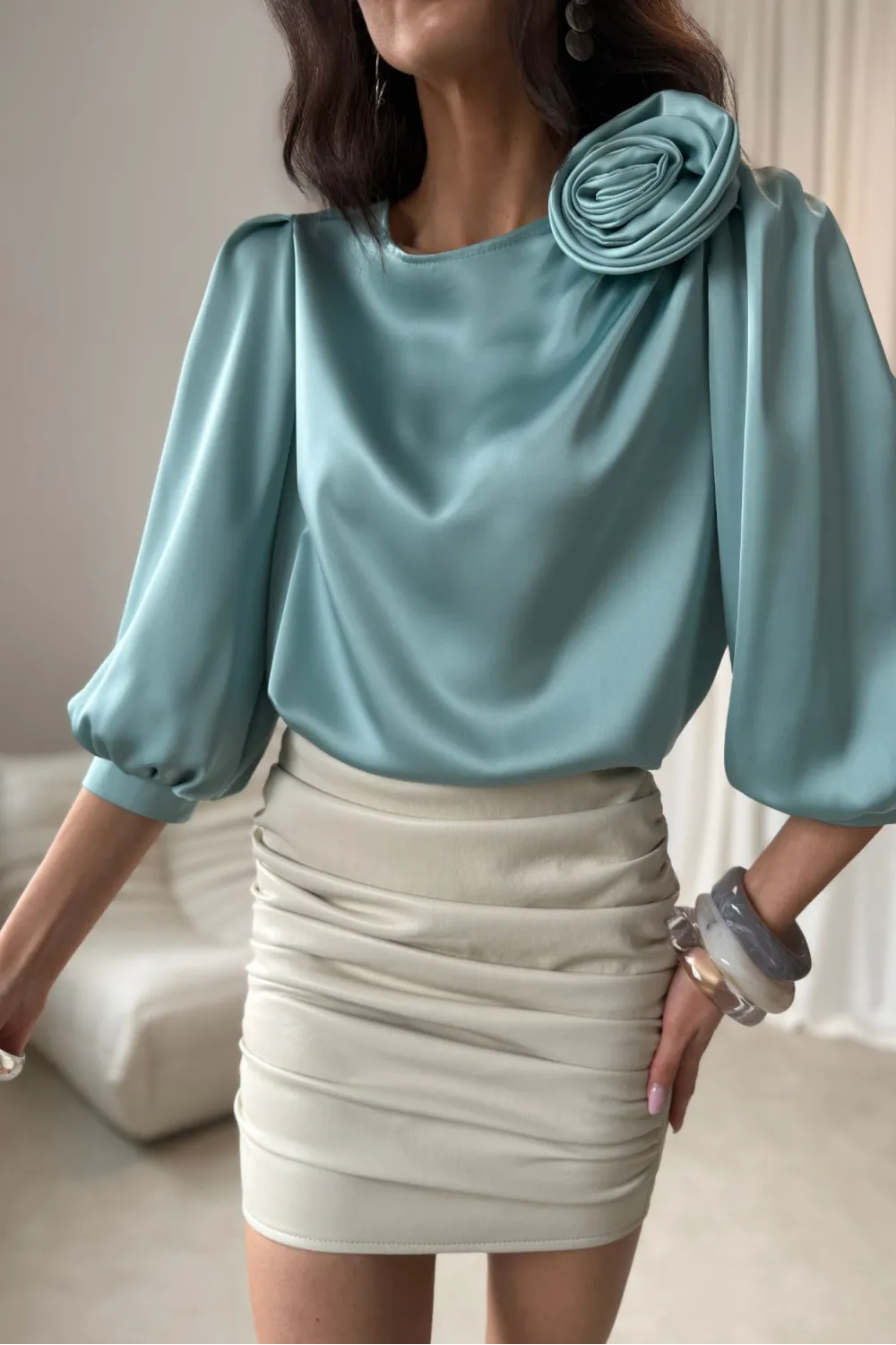 Giana – stilvolle Bluse in Mint mit floraler Applikation & voluminösen Ärmeln | Roco Fashion
