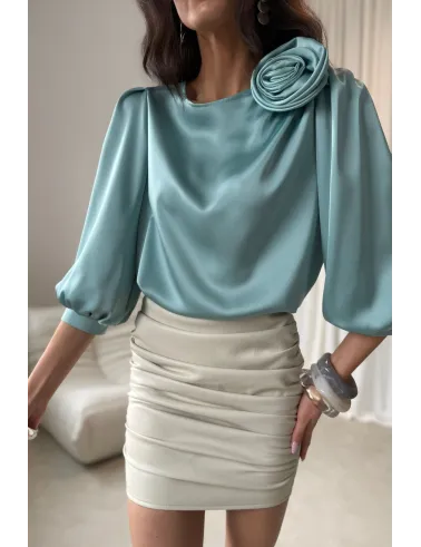 Giana – elegancka miętowa bluzka z kwiatem i bufiastymi rękawami | Roco Fashion