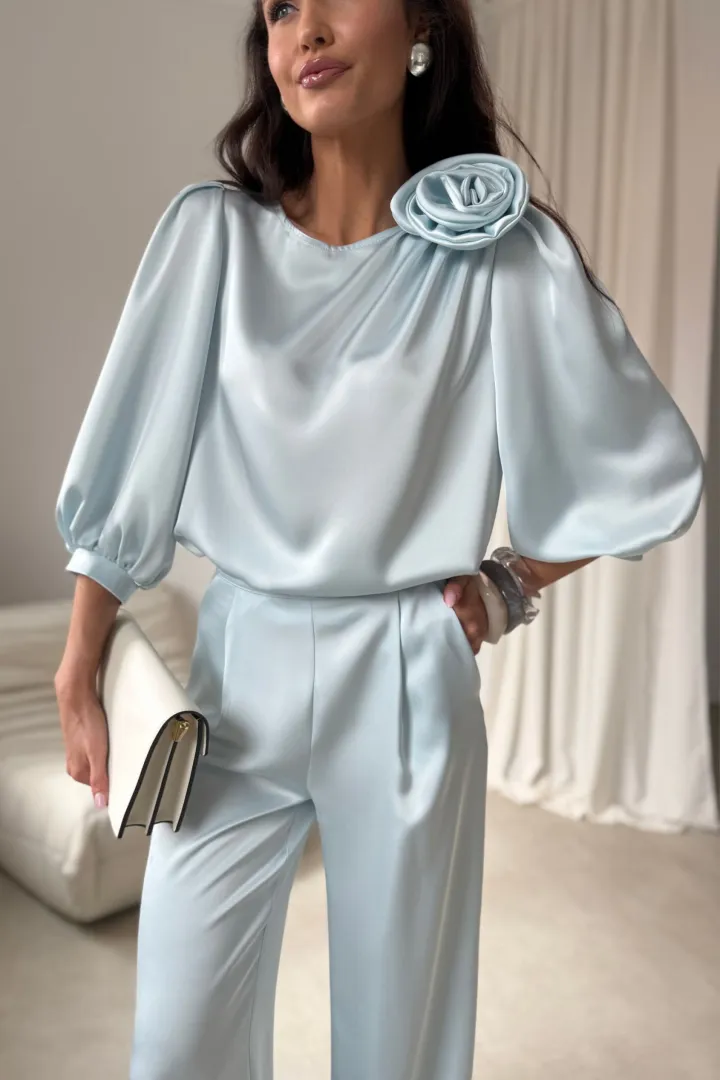 Giana - elegancka bluzka z ozdobnym kwiatem i bufiastymi rękawami w kolorze baby blue