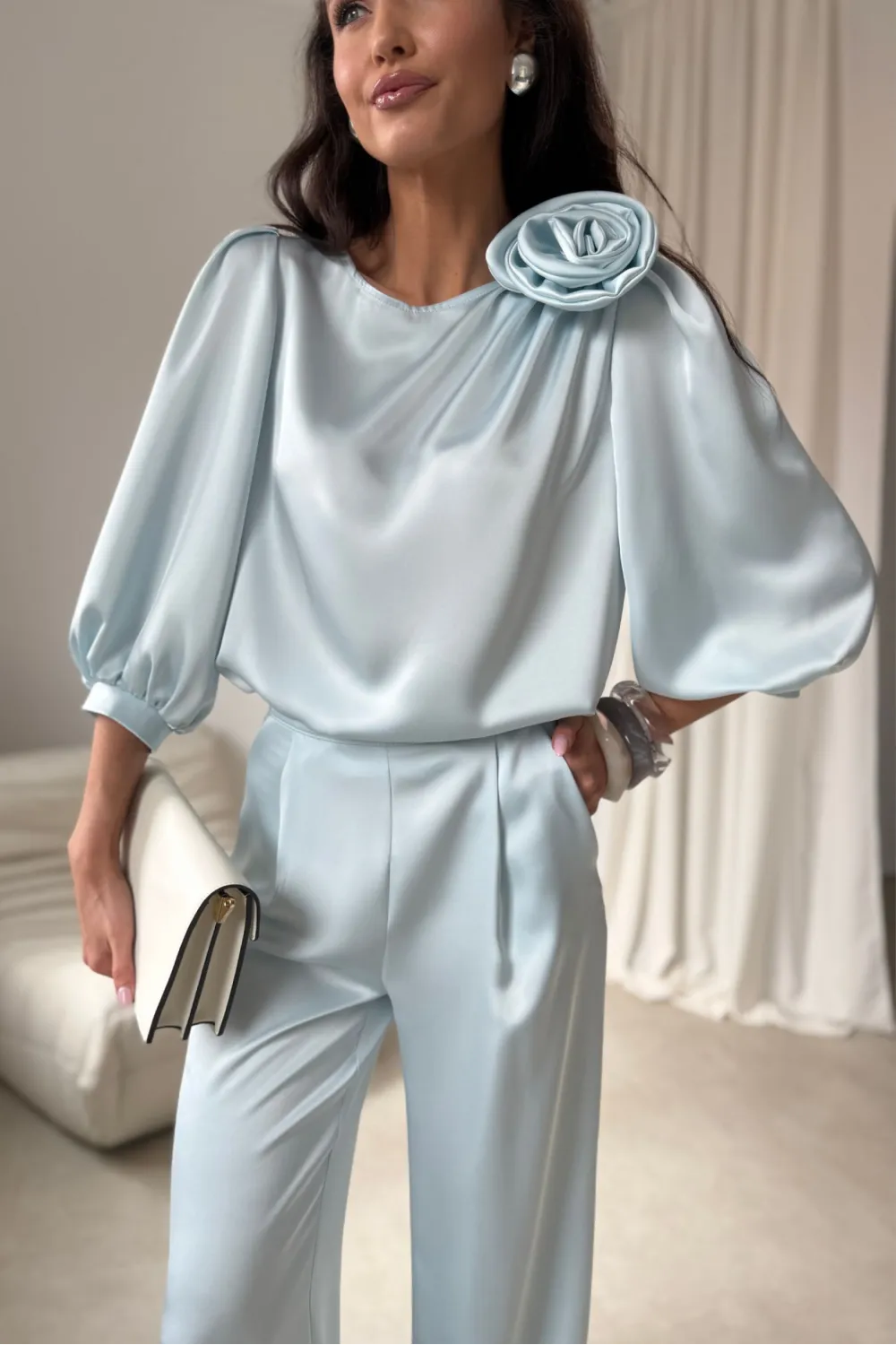 Giana – elegancka bluzka z kwiatem i bufiastymi rękawami baby blue | Roco Fashion