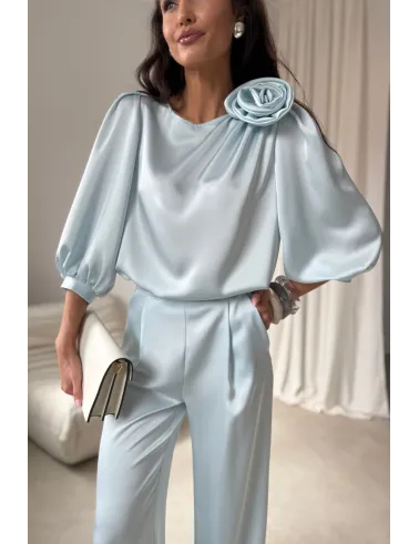 Giana – stilvolle Bluse mit floraler Applikation & voluminösen Ärmeln in Babyblau | Roco Fashion