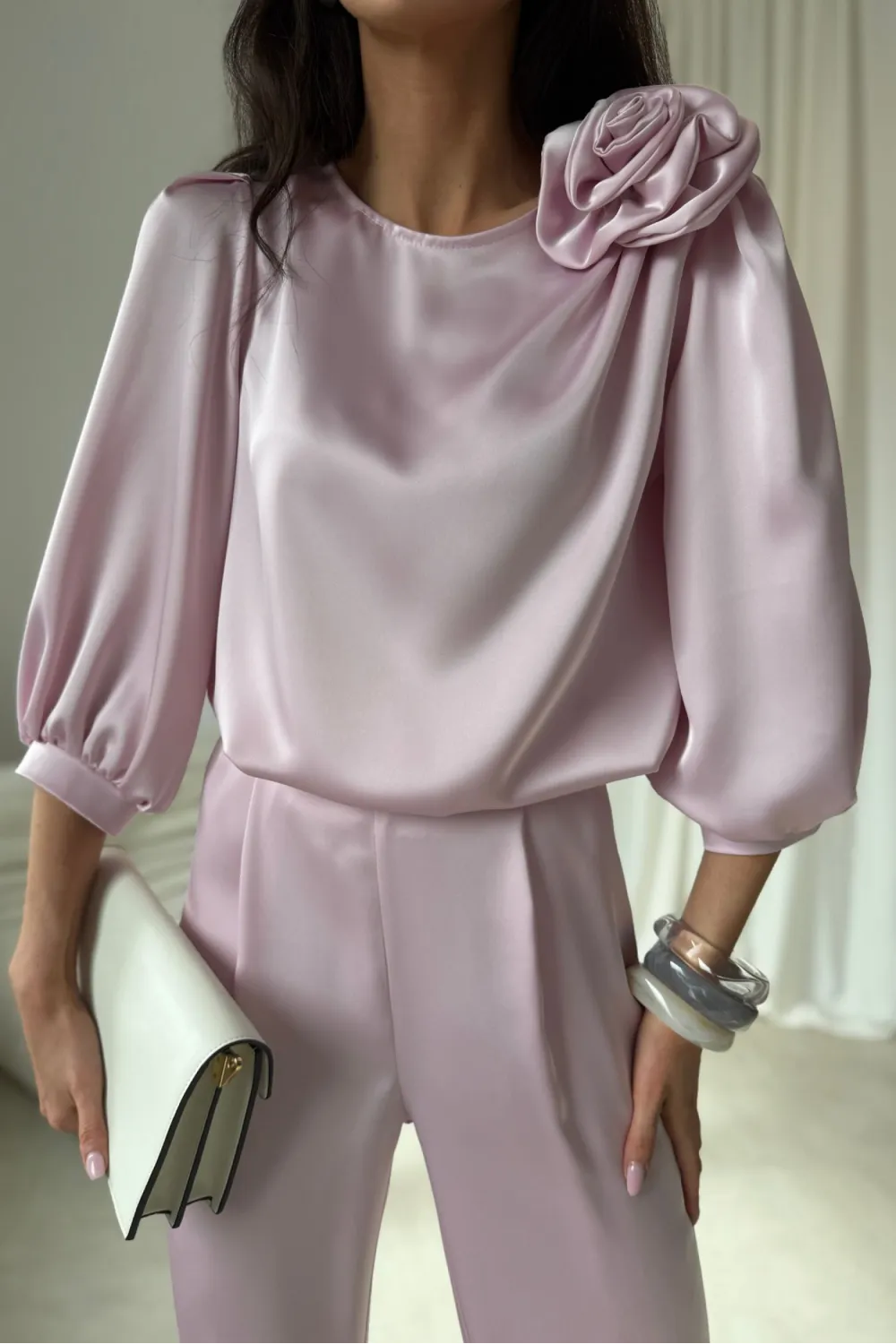 Giana – stilvolle Bluse mit floraler Applikation & voluminösen Ärmeln in Hellrosa | Roco Fashion