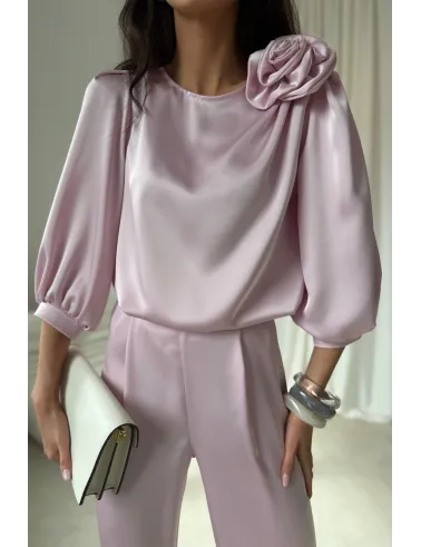 Giana – elegancka bluzka z kwiatem i bufiastymi rękawami w kolorze jasnoróżowym | Roco Fashion
