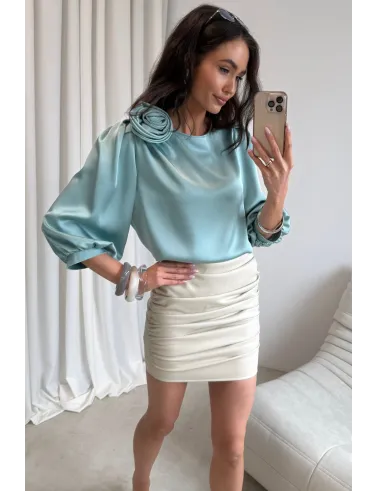Giana – elegancka miętowa bluzka z kwiatem i bufiastymi rękawami | Roco Fashion