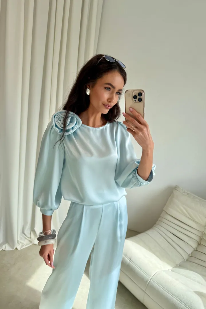 Giana - stilvolle Bluse mit floraler Applikation und voluminösen Ärmeln in Babyblau