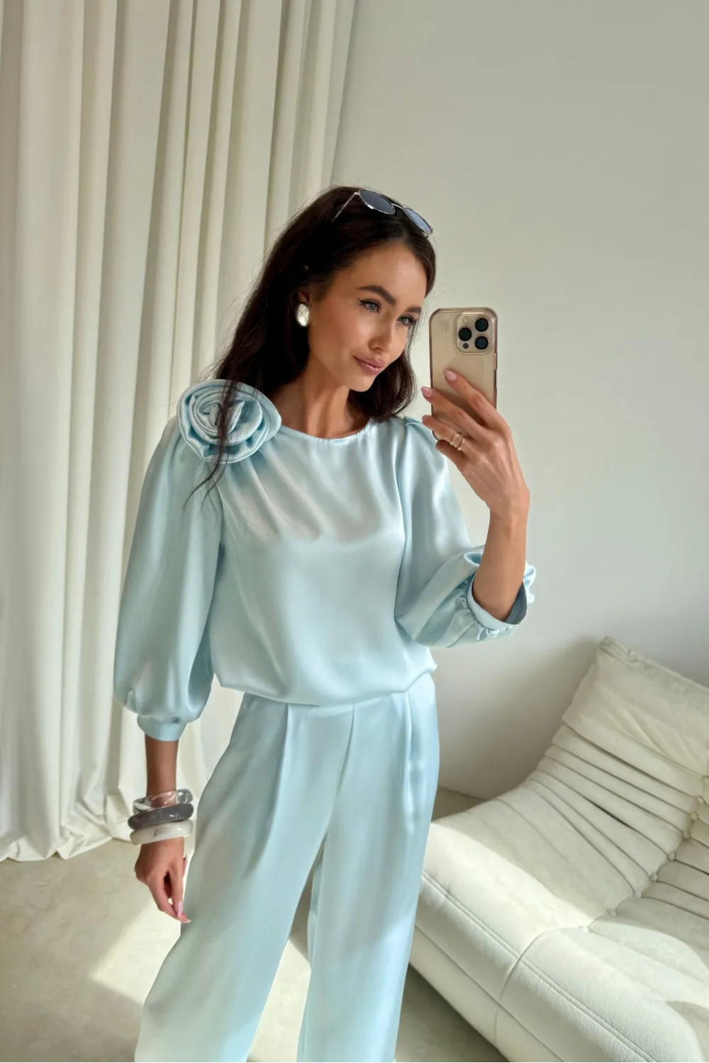 Giana – stilvolle Bluse mit floraler Applikation & voluminösen Ärmeln in Babyblau | Roco Fashion