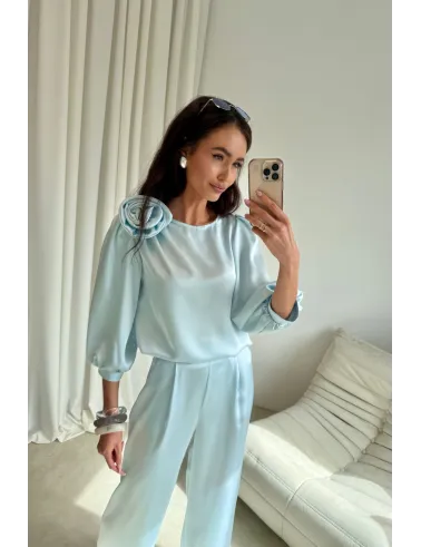 Giana – elegancka bluzka z kwiatem i bufiastymi rękawami baby blue | Roco Fashion