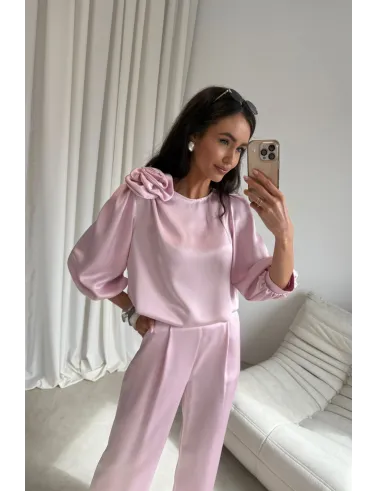 Giana – elegancka bluzka z kwiatem i bufiastymi rękawami w kolorze jasnoróżowym | Roco Fashion