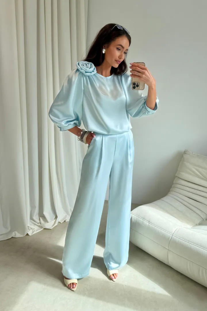 Giana - stilvolle Bluse mit floraler Applikation und voluminösen Ärmeln in Babyblau