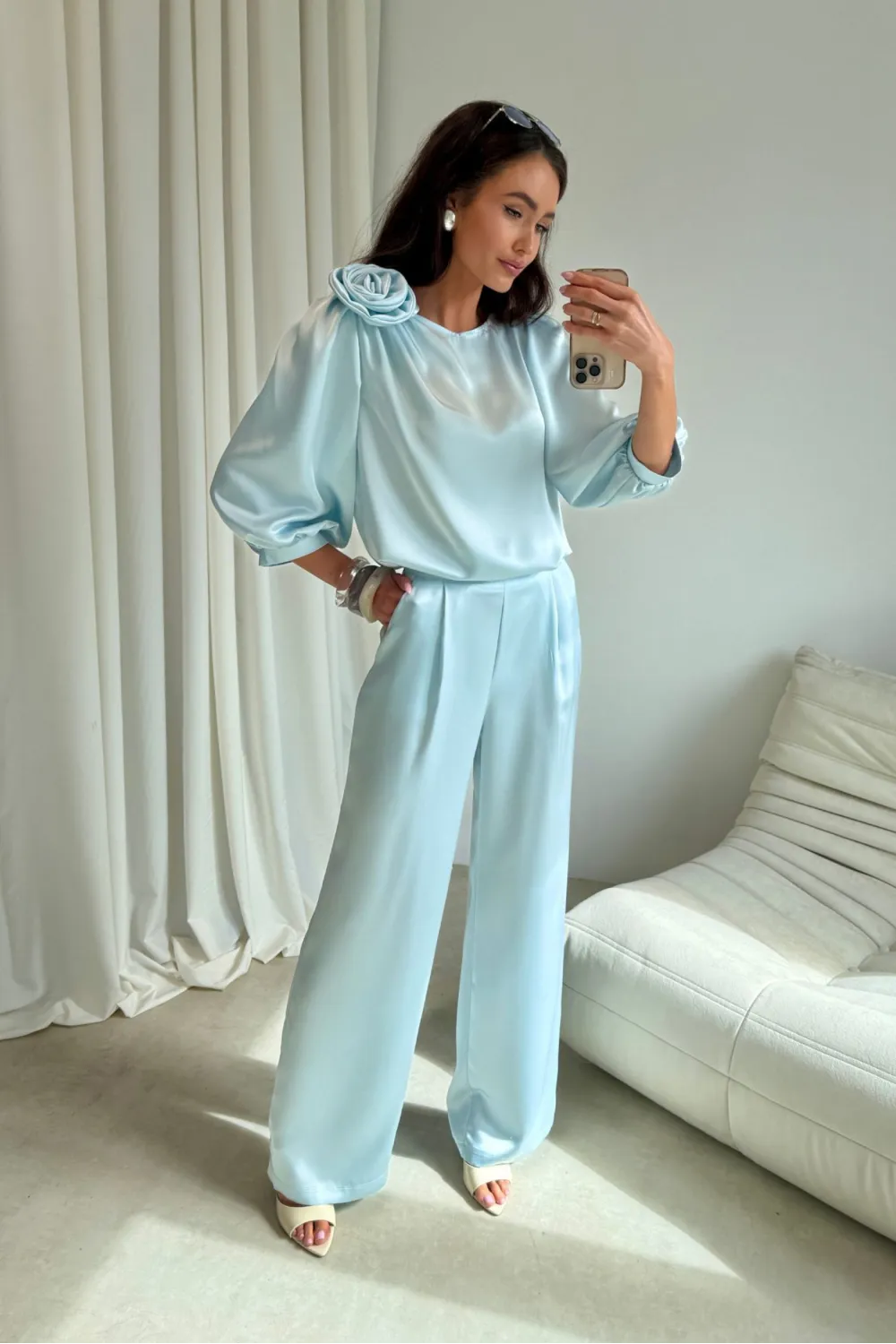 Giana – stilvolle Bluse mit floraler Applikation & voluminösen Ärmeln in Babyblau | Roco Fashion