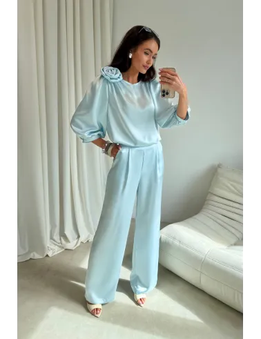 Giana – elegancka bluzka z kwiatem i bufiastymi rękawami baby blue | Roco Fashion