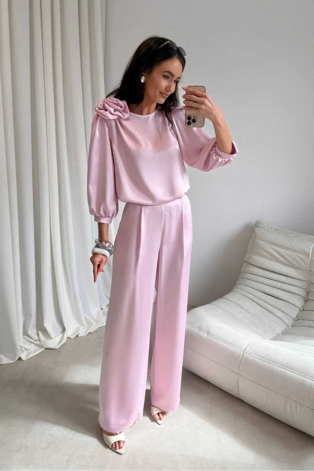 Giana – stilvolle Bluse mit floraler Applikation & voluminösen Ärmeln in Hellrosa | Roco Fashion