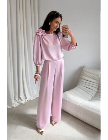 Giana – elegancka bluzka z kwiatem i bufiastymi rękawami w kolorze jasnoróżowym | Roco Fashion