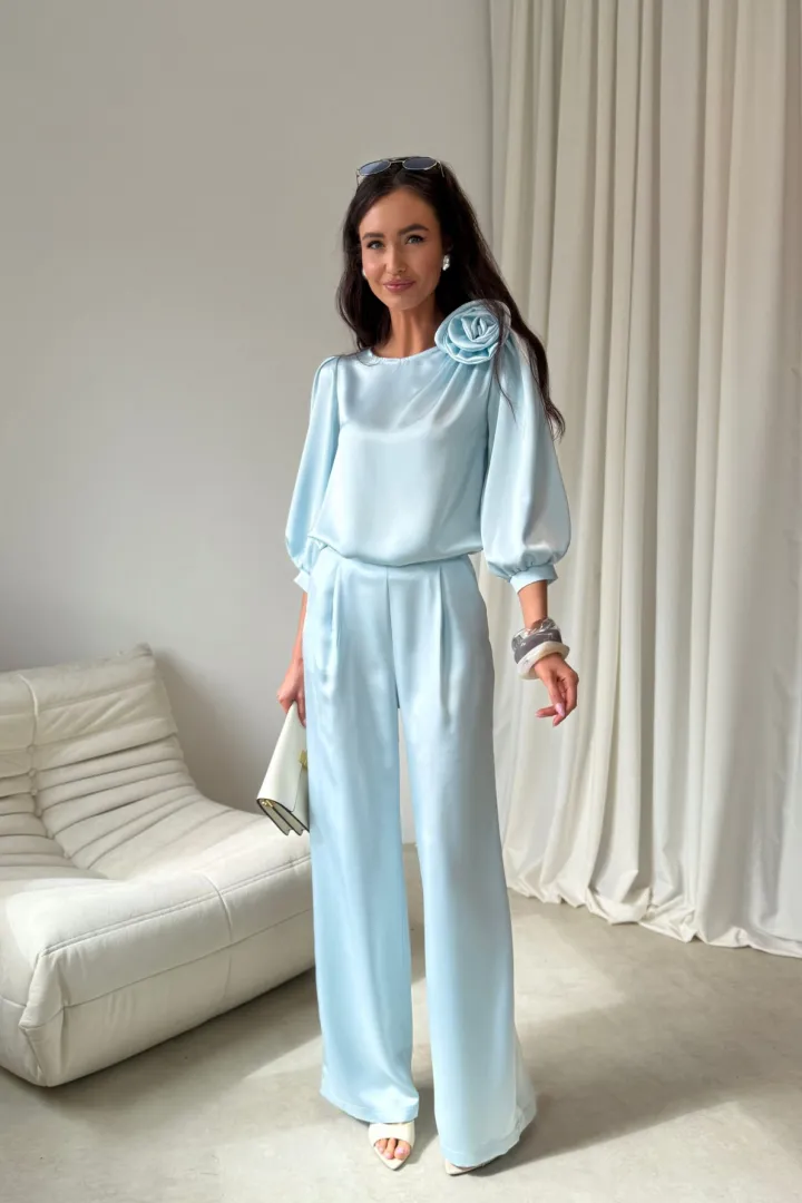 Giana - stilvolle Bluse mit floraler Applikation und voluminösen Ärmeln in Babyblau
