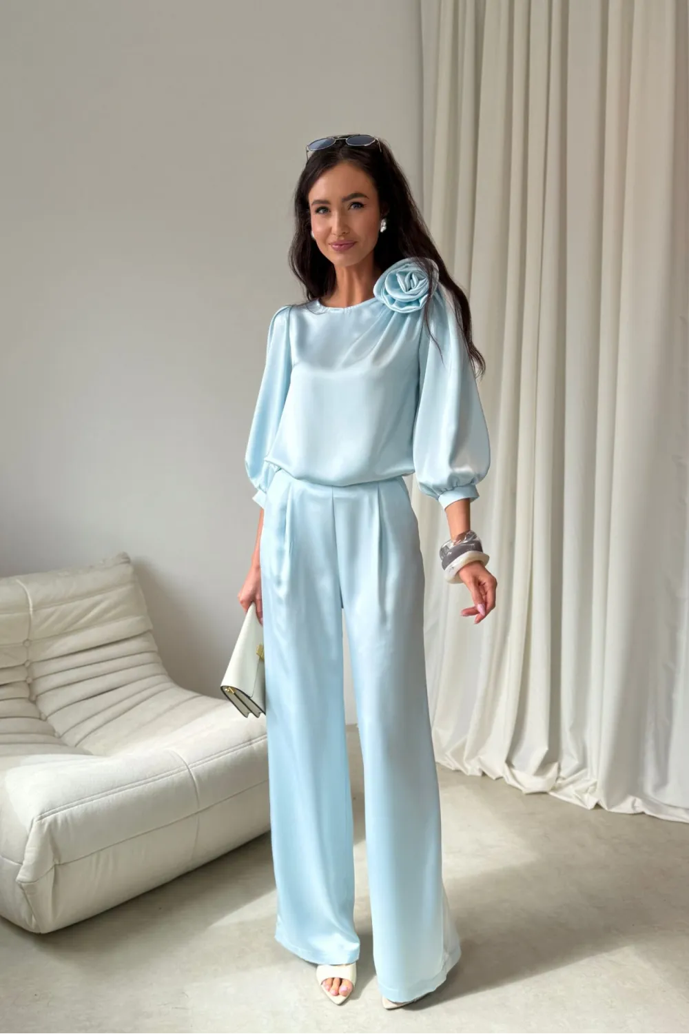 Giana – elegancka bluzka z kwiatem i bufiastymi rękawami baby blue | Roco Fashion