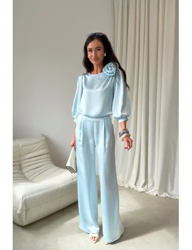 Giana – elegancka bluzka z kwiatem i bufiastymi rękawami baby blue | Roco Fashion
