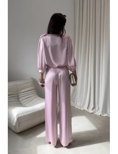 Giana – elegancka bluzka z kwiatem i bufiastymi rękawami w kolorze jasnoróżowym | Roco Fashion