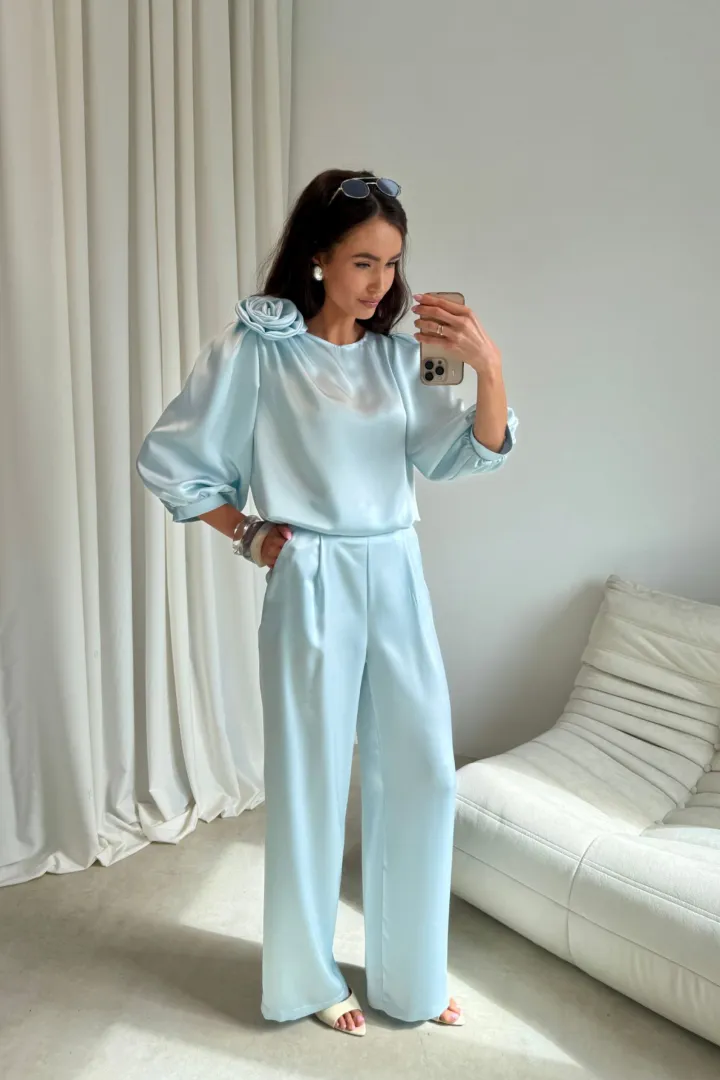 Giana - stilvolle Bluse mit floraler Applikation und voluminösen Ärmeln in Babyblau