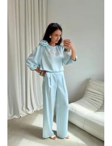 Giana – elegancka bluzka z kwiatem i bufiastymi rękawami baby blue | Roco Fashion