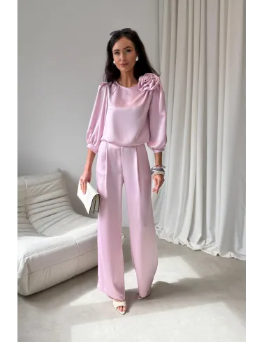 Giana – elegancka bluzka z kwiatem i bufiastymi rękawami w kolorze jasnoróżowym | Roco Fashion
