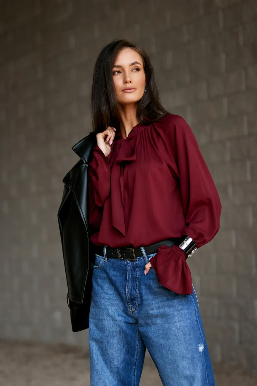 Isabel – elegante bordeauxrote Bluse mit Bindeschleife am Hals | Roco Fashion Isabel – elegante bordeauxrote Bluse mit Bindeschleife am Hals | Roco Fashion