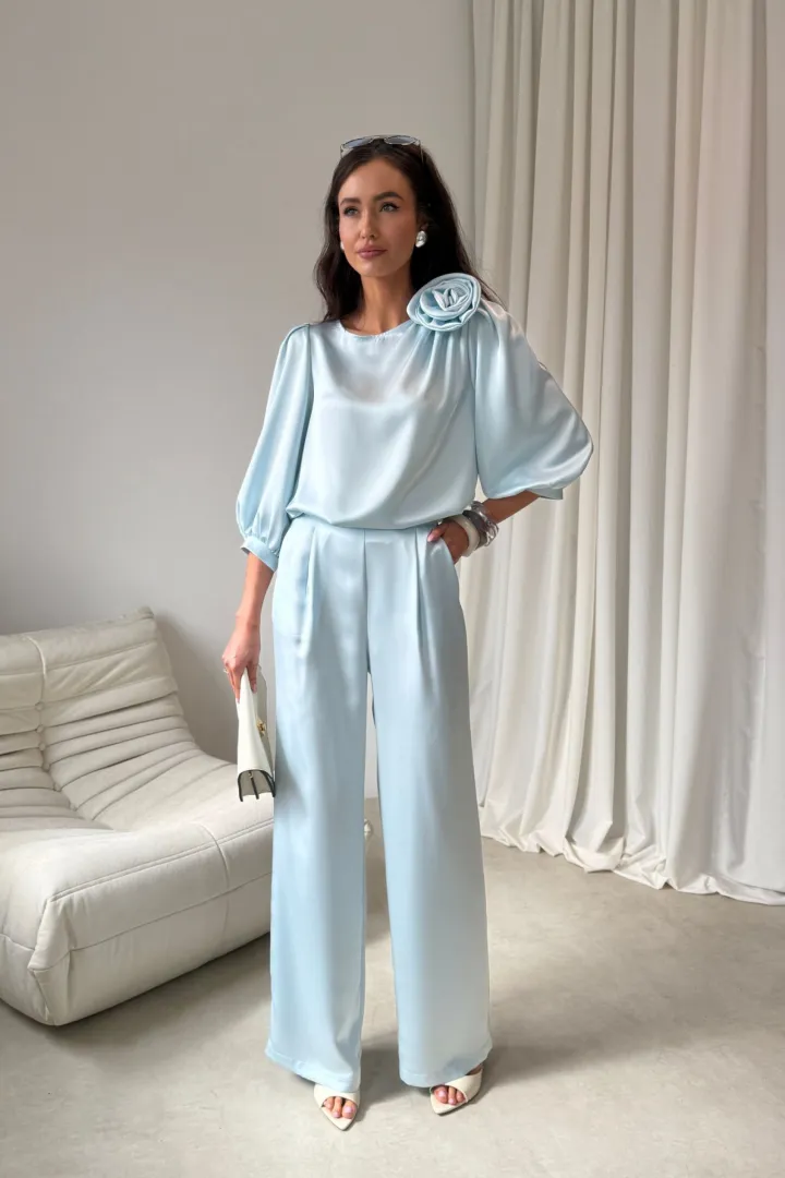 Elsa - elegante Wide-Leg Hose mit edlem Satin-Finish in Babyblau