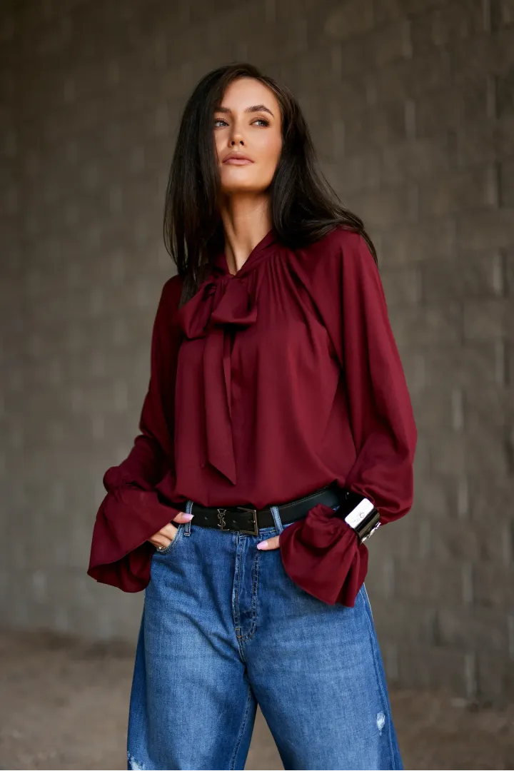 Isabel – elegante bordeauxrote Bluse mit Bindeschleife am Hals | Roco Fashion