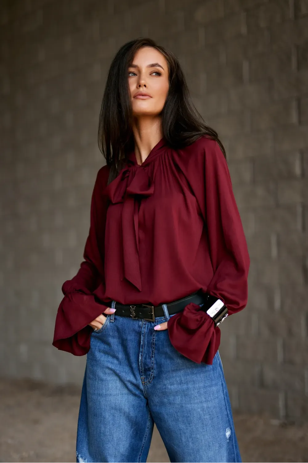 Isabel – elegancka bordowa bluzka z wiązaniem przy szyi | Roco Fashion