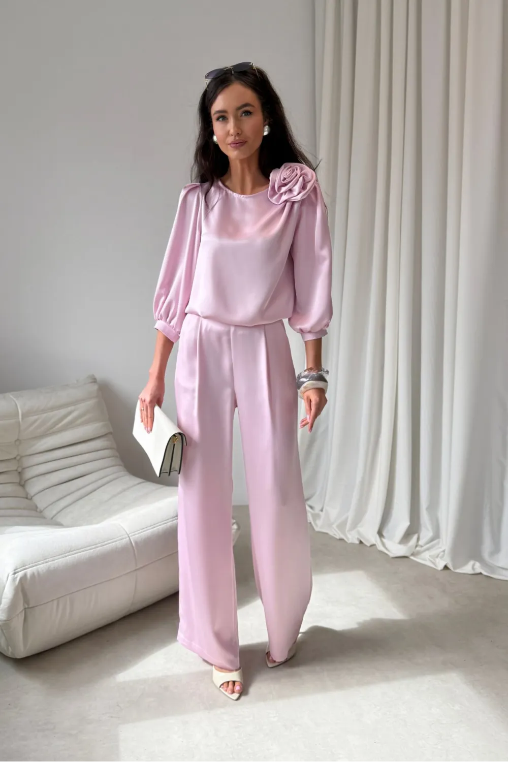 Elsa – eleganckie szerokie spodnie satynowe w kolorze jasnoróżowym | Roco Fashion