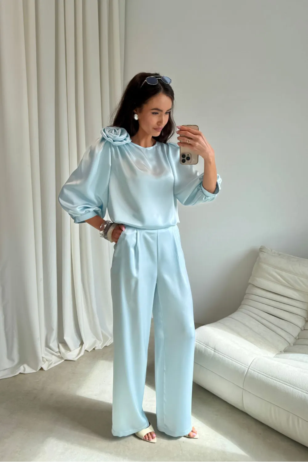 Elsa – eleganckie szerokie spodnie satynowe baby blue | Roco Fashion
