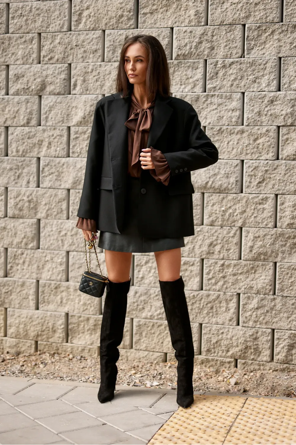 Isabel – elegancka brązowa bluzka z wiązaniem przy szyi | Roco Fashion