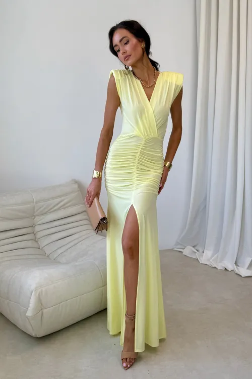 Noelia – Langes elegantes Abendkleid mit Drapierung und Beinschlitz in Gelb | Roco Fashion