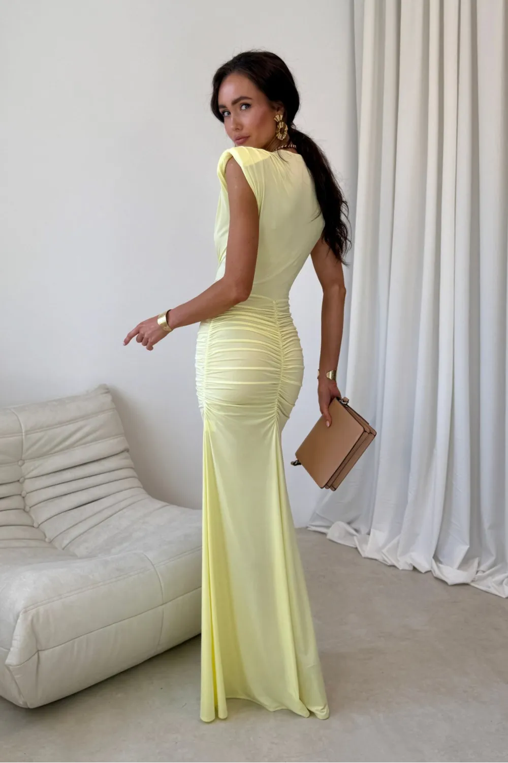 Noelia – Langes elegantes Abendkleid mit Drapierung und Beinschlitz in Gelb | Roco Fashion
