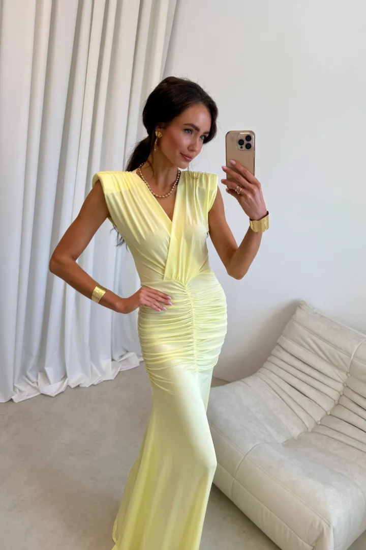 Noelia - Lange elegante Abendkleid mit Drapierung und Beinschlitz in Gelb