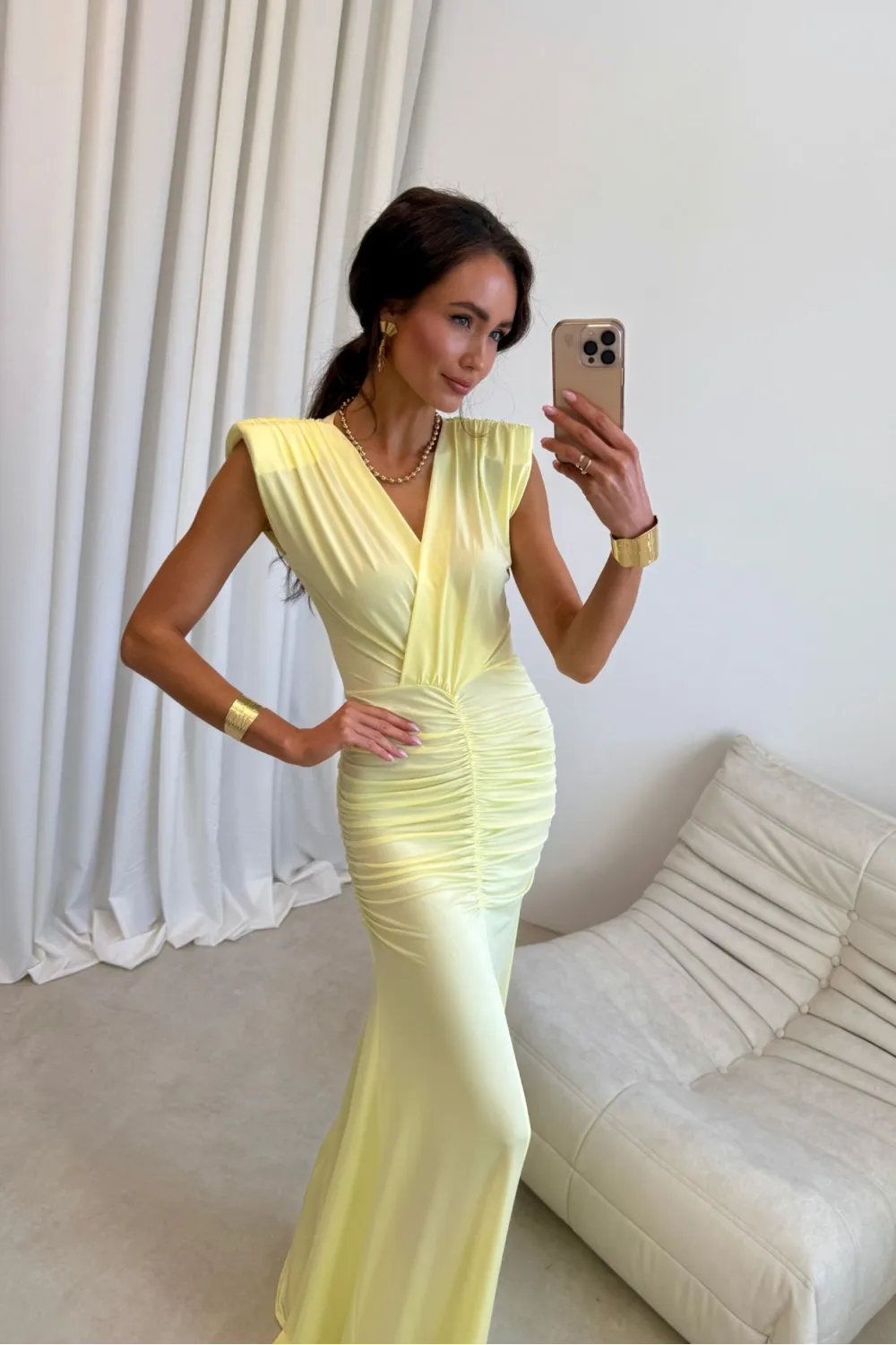 Noelia – Langes elegantes Abendkleid mit Drapierung und Beinschlitz in Gelb | Roco Fashion