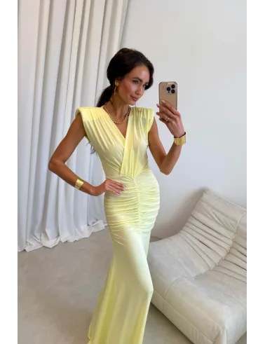 Noelia – żółta długa sukienka kopertowa z marszczeniem i rozcięciem | Roco Fashion