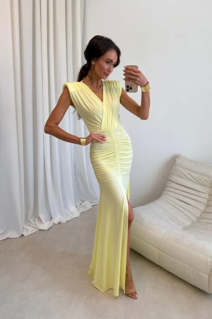 Noelia - elegancka długa sukienka kopertowa z marszczeniem i rozcięciem w kolorze żółtym