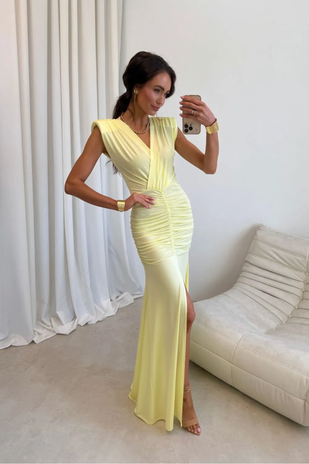 Noelia – Langes elegantes Abendkleid mit Drapierung und Beinschlitz in Gelb | Roco Fashion