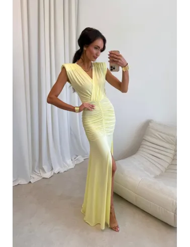 Noelia – żółta długa sukienka kopertowa z marszczeniem i rozcięciem | Roco Fashion