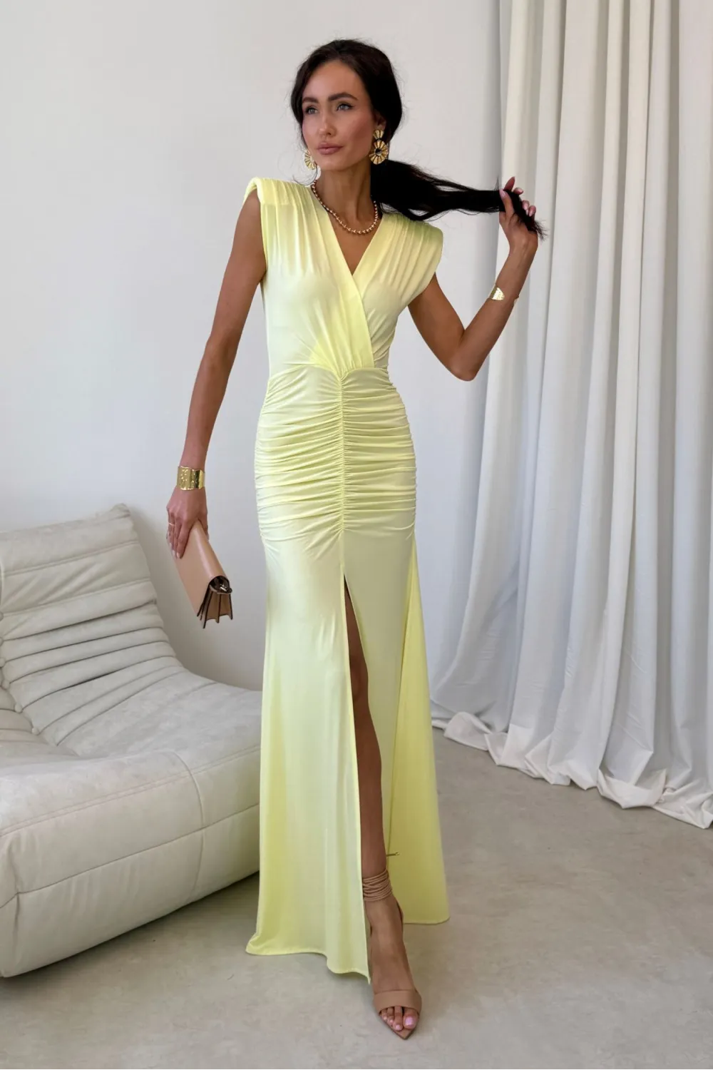 Noelia – Langes elegantes Abendkleid mit Drapierung und Beinschlitz in Gelb | Roco Fashion